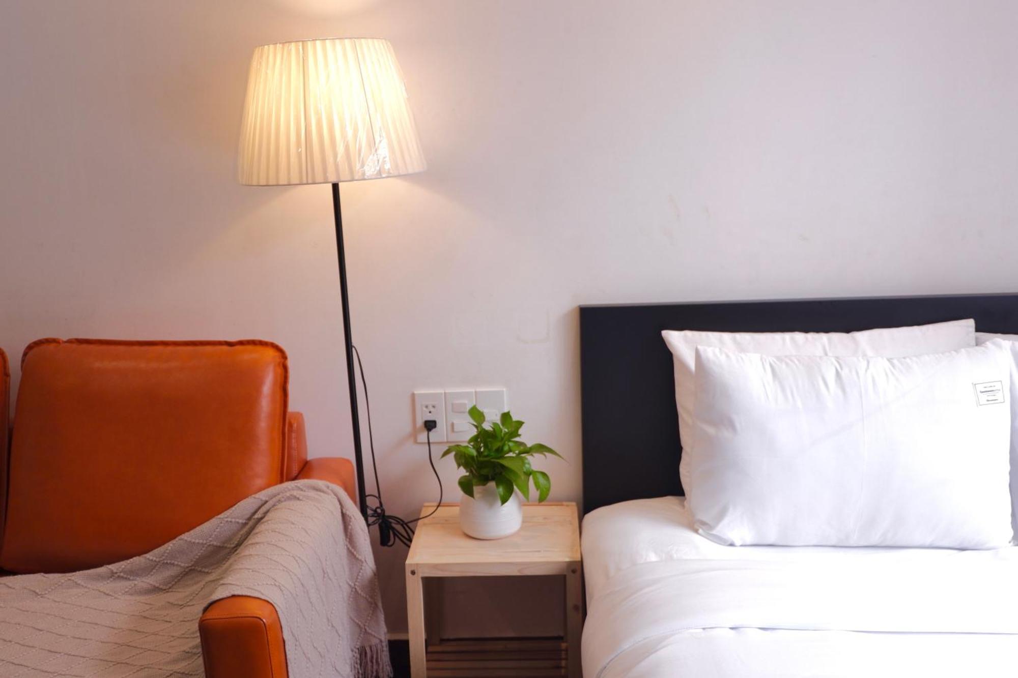 Cozy Minimalist Near Bui Vien Walking Street, District 1 Хошимин